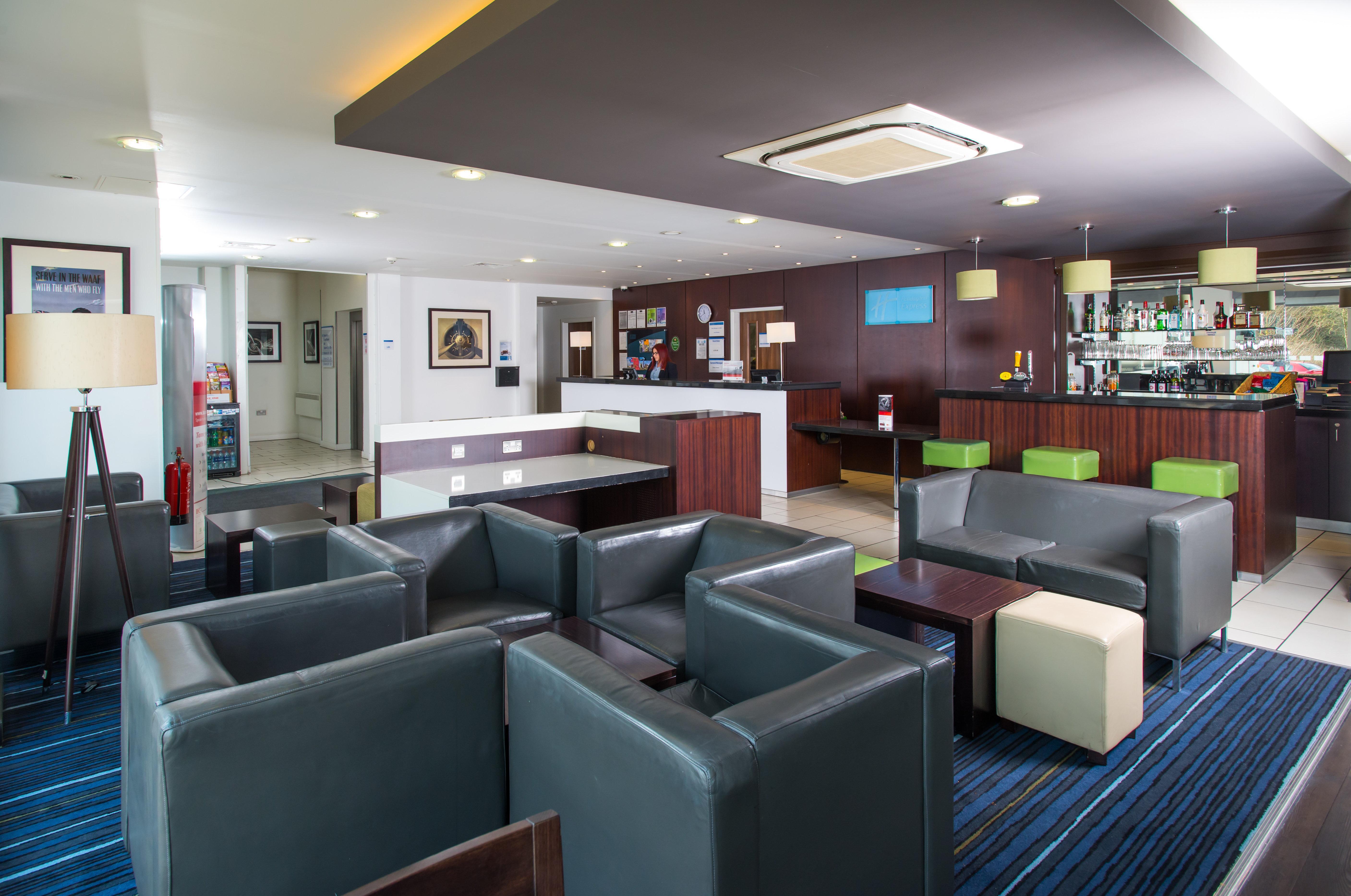 Holiday Inn Express Cambridge Duxford M11 Jct 10 By Ihg Екстер'єр фото