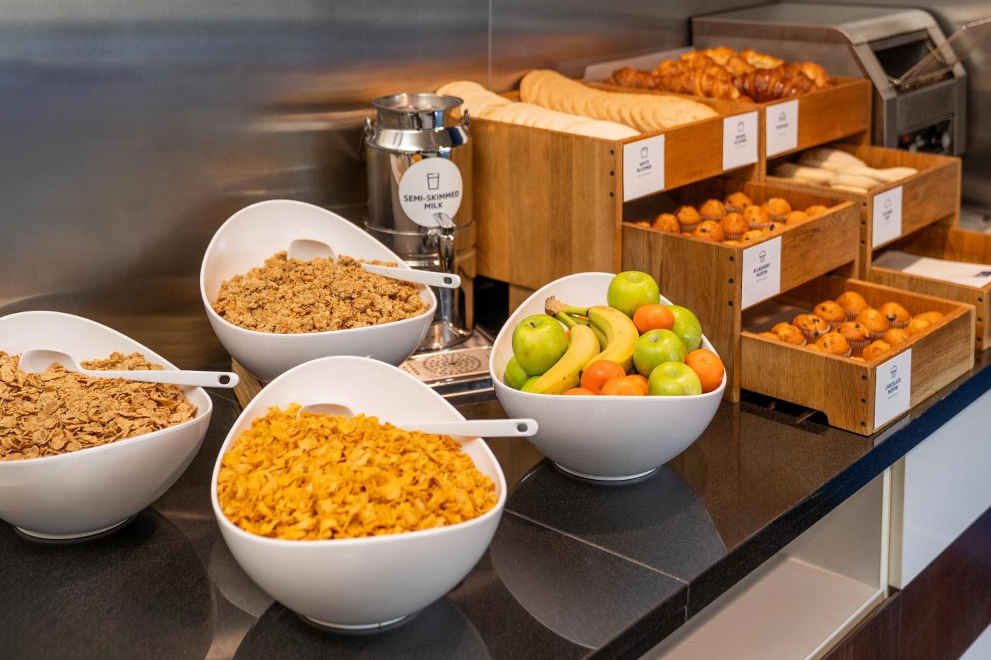 Holiday Inn Express Cambridge Duxford M11 Jct 10 By Ihg Екстер'єр фото